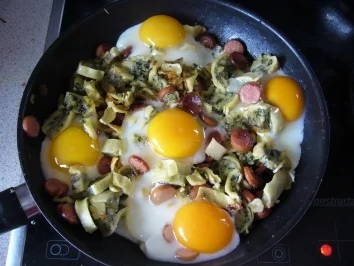 Hauptspeise: Maultaschen-Spiegelei-Würstchen-Pfanne - Rezept - Bild Nr. 4