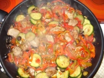 Rezept: Filetstücke auf buntem Gemüse und süßer Chilisoße Filetstücke auf buntem Gemüse und süßer Chilisoße - Rezept