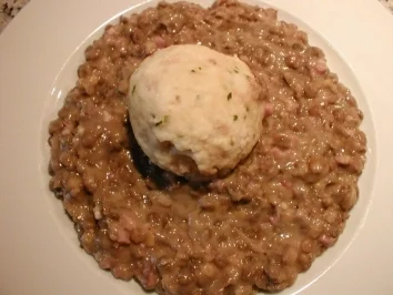 Linsen mit Speck und Semmelknödeln - Rezept