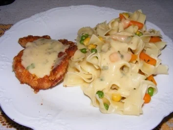 Parmesanschnitzel mit Gemüsenudeln und Zitronensauce - Rezept - Bild Nr. 2