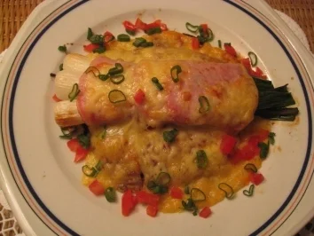 Frühlings - Lauchzwiebeln im Kasselermantel auf Rösti - Rezept