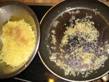 Frühlings - Lauchzwiebeln im Kasselermantel auf Rösti - Rezept