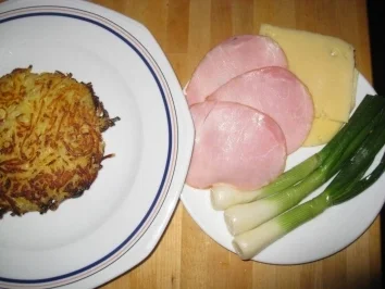 Frühlings - Lauchzwiebeln im Kasselermantel auf Rösti - Rezept
