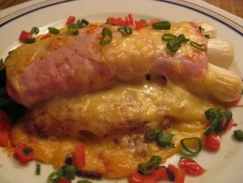 Frühlings - Lauchzwiebeln im Kasselermantel auf Rösti - Rezept