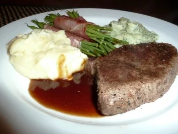 Rinderfilets mit zweierlei Pürree und Portweinsoße - Rezept