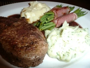 Rinderfilets mit zweierlei Pürree und Portweinsoße - Rezept