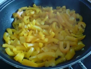 Rezept: Junges Hähnchen mit gedünstetem Gemüsepaprika Junges Hähnchen mit gedünstetem Gemüsepaprika - Rezept