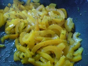 Rezept: Junges Hähnchen mit gedünstetem Gemüsepaprika Junges Hähnchen mit gedünstetem Gemüsepaprika - Rezept