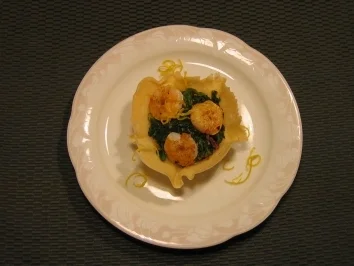 Blattspinat im Parmesankörbchen mit Garnelen - Rezept