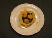 Blattspinat im Parmesankörbchen mit Garnelen - Rezept