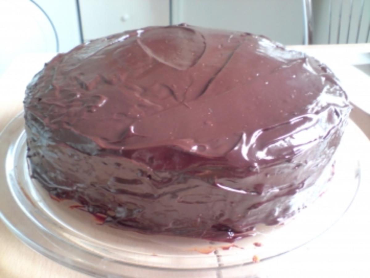 Schokoladenkuchen mit Schokoladenglasur (Aprikotiert) - Rezept - Bild Nr. 5