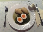 Gekochte Eier auf Spinatbett - Rezept
