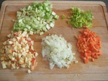 Rezept: Sellerie-Hackfleischgemisch in Weißwein-Honig-Brühe auf Fusilli Sellerie-Hackfleischgemisch in Weißwein-Honig-Brühe auf Fusilli - Rezept