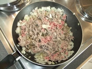 Rezept: Sellerie-Hackfleischgemisch in Weißwein-Honig-Brühe auf Fusilli Sellerie-Hackfleischgemisch in Weißwein-Honig-Brühe auf Fusilli - Rezept