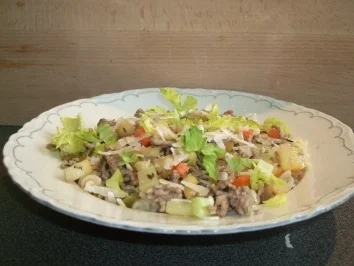 Rezept: Sellerie-Hackfleischgemisch in Weißwein-Honig-Brühe auf Fusilli Sellerie-Hackfleischgemisch in Weißwein-Honig-Brühe auf Fusilli - Rezept