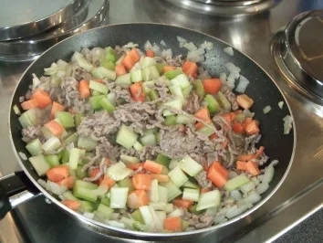 Rezept: Sellerie-Hackfleischgemisch in Weißwein-Honig-Brühe auf Fusilli Sellerie-Hackfleischgemisch in Weißwein-Honig-Brühe auf Fusilli - Rezept