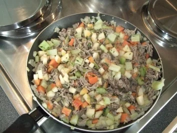 Rezept: Sellerie-Hackfleischgemisch in Weißwein-Honig-Brühe auf Fusilli Sellerie-Hackfleischgemisch in Weißwein-Honig-Brühe auf Fusilli - Rezept