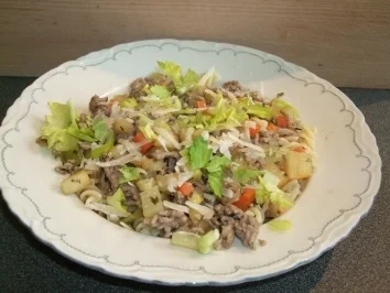 Rezept: Sellerie-Hackfleischgemisch in Weißwein-Honig-Brühe auf Fusilli Sellerie-Hackfleischgemisch in Weißwein-Honig-Brühe auf Fusilli - Rezept