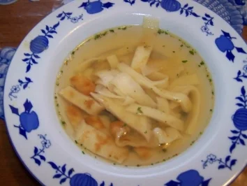 Gemüsebrühe mit Pfannkuchenstreifen - Rezept