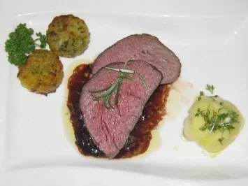 Filet vom Weideochsen an Balsamico-Schalotten mit Plätzchen und Gratin - Rezept