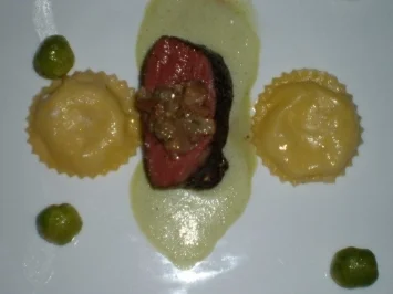 Rezept: Rosenkohl-Hirschsteaks und Ravioli an Petersilien-Weißweinsoße Rosenkohl-Hirschsteaks und Ravioli an Petersilien-Weißweinsoße - Rezept