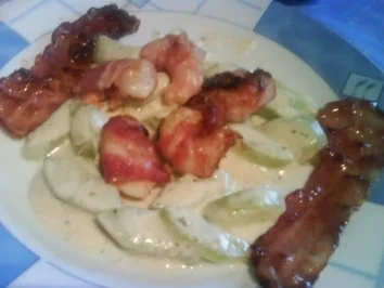 Garnelen im Speckmantel mit cremigen Gurken - Rezept