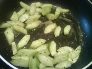 Garnelen im Speckmantel mit cremigen Gurken - Rezept