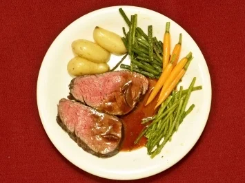 Rezept: Ochsenfilet in Rotweinsoße mit Borger Zwergen und Minigemüse (Joe Bausch) Ochsenfilet in Rotweinsoße mit Borger Zwergen und Minigemüse (Joe Bausch) - Rezept