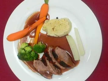 Rezept: Entenbrustfilet in Rotweinsoße mit Serviettenknödeln und Sommergemüse Entenbrustfilet in Rotweinsoße mit Serviettenknödeln und Sommergemüse - Rezept