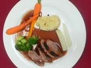 Entenbrustfilet in Rotweinsoße mit Serviettenknödeln und Sommergemüse - Rezept