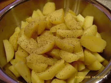 Hackbraten im Bacon - Mantel mit Ofenkartoffeln - Rezept