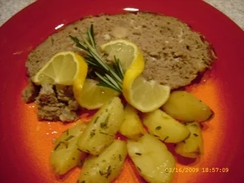 Hackbraten im Bacon - Mantel mit Ofenkartoffeln - Rezept