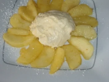 Calvados-Mascarpone-Creme auf karamellisierten Apfelspalten - Rezept