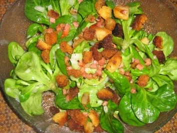 Rezept: Feldsalat mit Speck und Kracherle Feldsalat mit Speck und Kracherle - Rezept