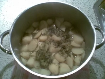 Cremige Broccolisuppe mit Hackfleisch - Rezept