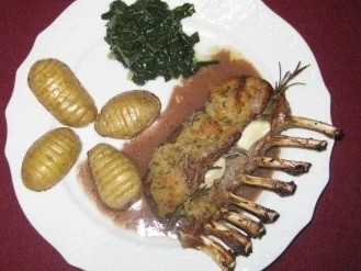 Lammrücken unter der Haube an Kartoffeln mit Spliss und toupiertem Blattspinat - Rezept