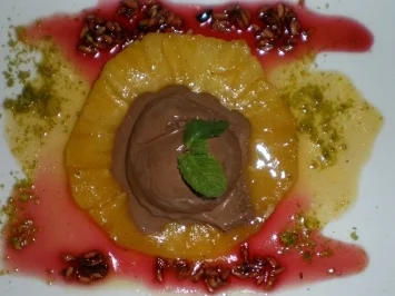 Karamellisierte Ananas mit Granatapfelkernen und Minzschokoladeneis - Rezept