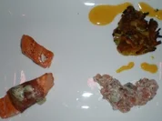 Zucchiniküchlein an Lachspralinen und fruchtiger Soße - Rezept