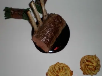 Milchlammcarré an Koriander-Thymian-Honigjus mit Rosmarin-Pommes - Rezept