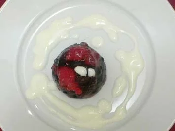 Waldbeeren in Champagnergelee garniert mit Honig-Joghurtsoße - Rezept