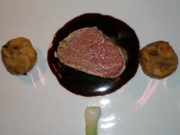 Rezept: Crêpinette vom Rinderfilet mit Barolo-Pfeffersoße u. Semmel-Pilzknödeln Crêpinette vom Rinderfilet mit Barolo-Pfeffersoße u. Semmel-Pilzknödeln - Rezept