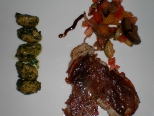 Scaloppine Vom Kalb Mit Balsamico Gemuse Und Pesto Gnocchi Rezept Kochbar De