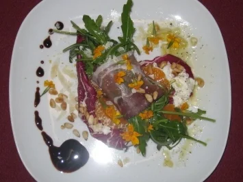 Radicchio-Rucola-Packung auf Büffelmozzarella und Clementinenscheiben - Rezept