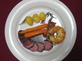 Rezept: Roastbeef mit Yorkshire Pudding und Honigmöhren Roastbeef mit Yorkshire Pudding und Honigmöhren - Rezept