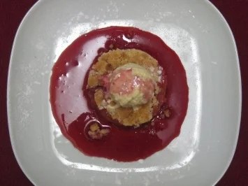 Fruit Crumble mit Vanilleeis und heißer Beerensoße - Rezept