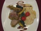 Schweinefilet im Kräutermantel an Ravioli und Balsamico-Zucchini - Rezept