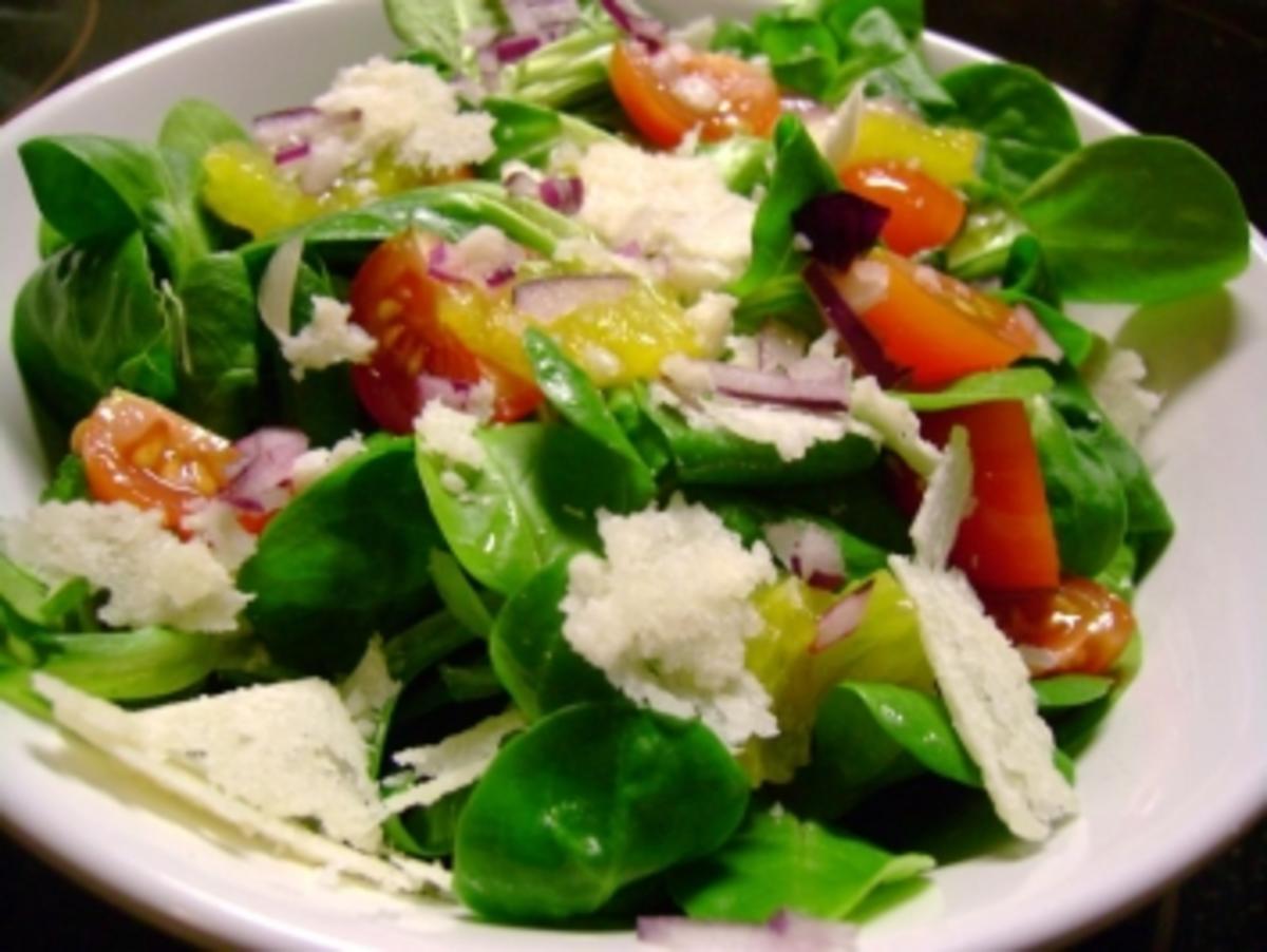 Salat: Feldsalat mit Parmesankäse und roten Zwiebeln - Rezept