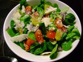 Rezept: Salat: Feldsalat mit Parmesankäse und roten Zwiebeln Bild Nr. 2 Salat: Feldsalat mit Parmesankäse und roten Zwiebeln - Rezept - Bild Nr. 2