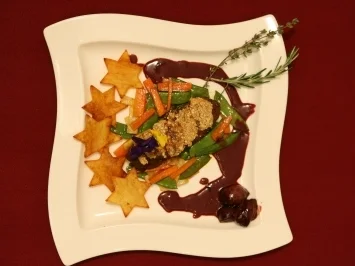 Rezept: Strauß mit Cashewkruste an Rotweinsoße mit Kartoffel-Sternen (Michael Meziani) Strauß mit Cashewkruste an Rotweinsoße mit Kartoffel-Sternen (Michael Meziani) - Rezept