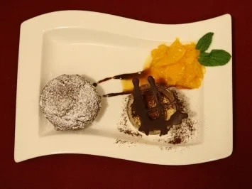 Schoko-Küchlein mit Gran-Marnier-Creme und flambierten Orangenfilets (Michael Meziani) - Rezept